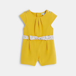 جمبسوت باللون الأصفر، قصيرة وبطراز حديث، بها حزام مُزيَّن بالزهور، للفتيات الرُضع